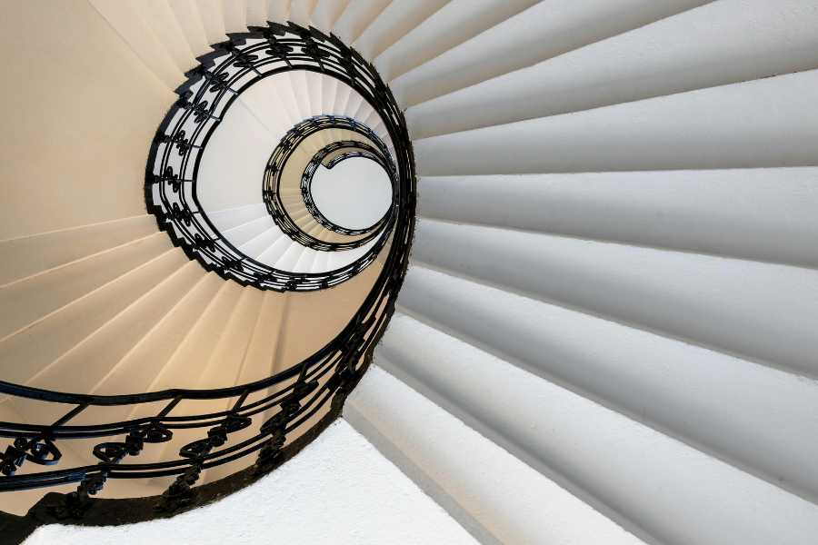 Garde-corps en fer forgé sur escalier hélicoïdal